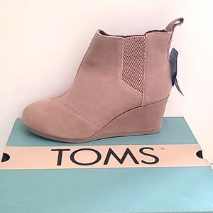 NWB Tom's Tan Suede Booties